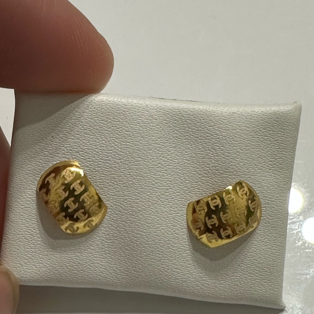 18 karat Gold (not plated) screw type earrings